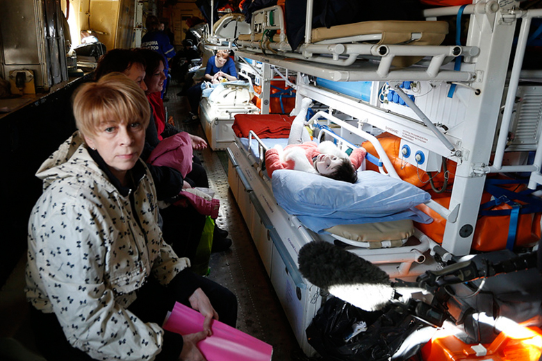 Доктор Лиза эвакуирует детей из Донбасса спецбортом МЧС, 2015 год (Фото — ТАСС)