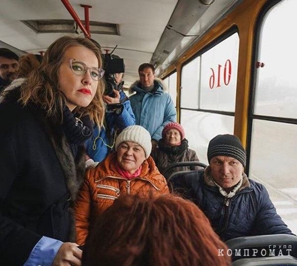 Кандидат в президенты Ксения Собчак приехала в Курск и перепугала простых курян, забравшись в автобус в окружении толпы фотографов и операторов
