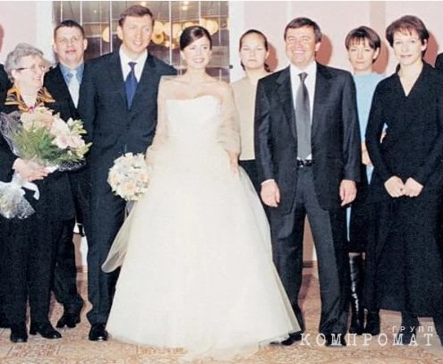 Валентина Петровна (слева с цветами) на свадьбе сына