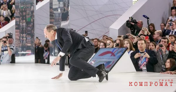 Падение Лаврова перед выходом на сцену форума "Россия - страна возможностей"