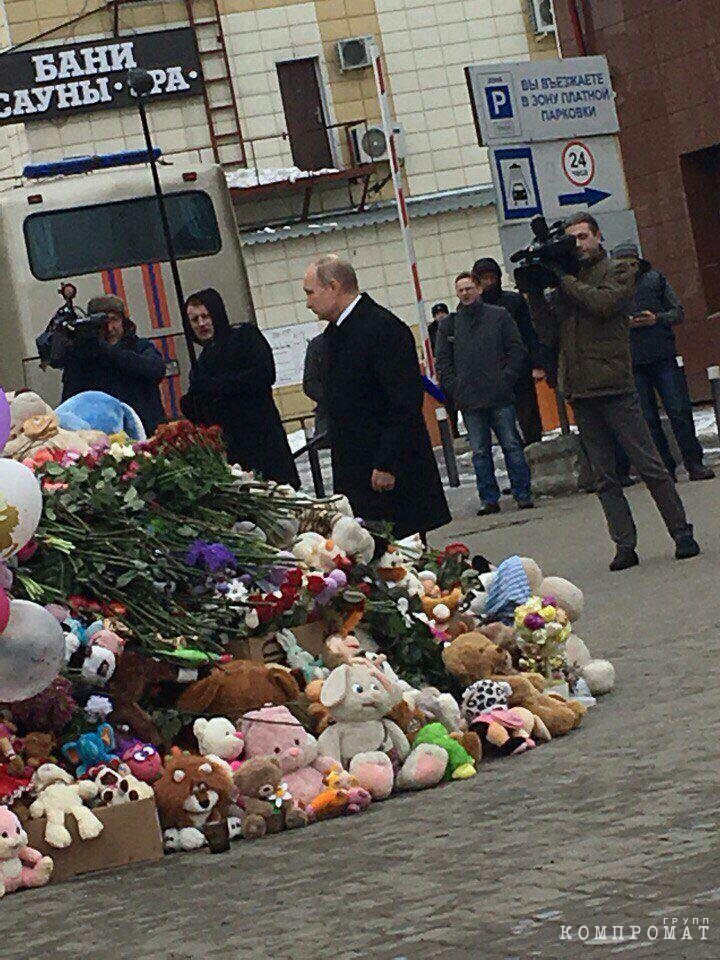 Путин возложил цветы у сгоревшего торгового центра в Кемерово‍