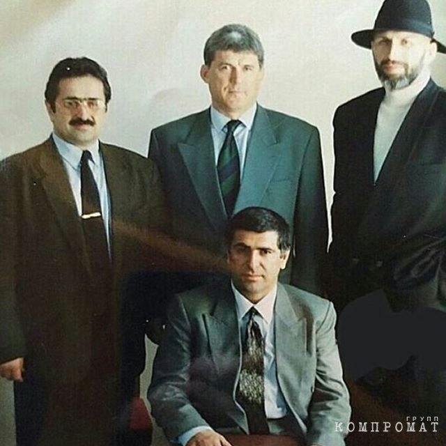 Х. Шихсаидов (в центре), Г. Махачев (слева) и братья Хачилаевы