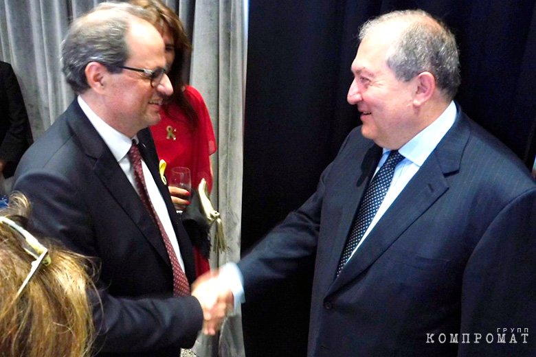 глава Каталонии Ким Торра и президент Армении Саркисян обмениваются рукопожатием 