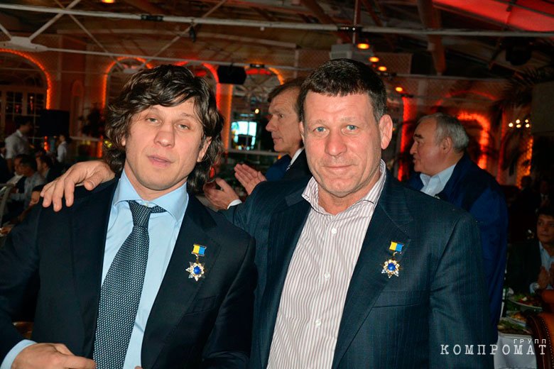 Олег Крапивин (справа) 