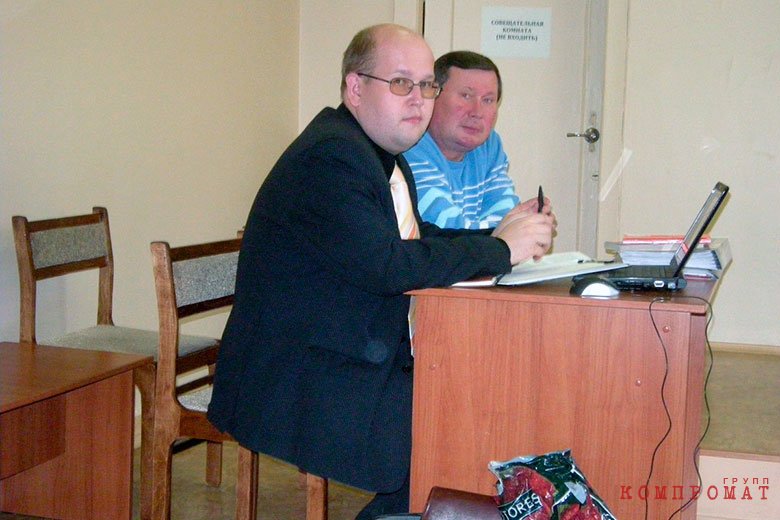Сергеи Гунбин (на заднем плане) со своим адвокатом 