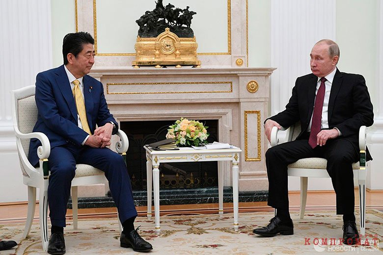 Премьер-министр Японии Синдзо Абэ и президент РФ Владимир Путин во время встречи в Москве