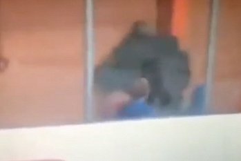 Камеры сняли начало конфликта со стрельбой между родителями хоккеистов во время матча в Москве