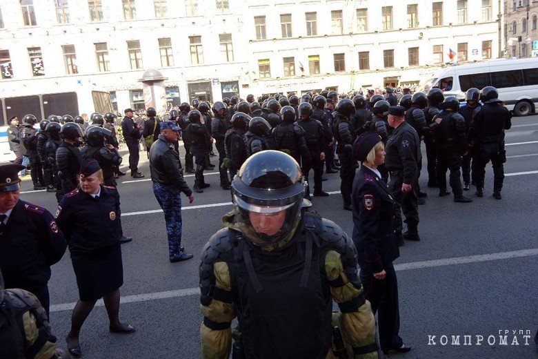 Окружившие митингующих силовики