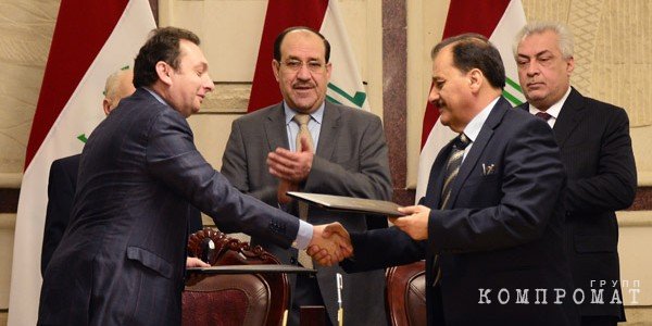 Жером Фрилер в присутствии премьер министра Ирака (в центре) заключает договор, который так и не будет исполнен