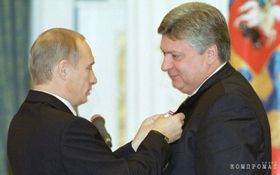 Владимир Путин награждает Анатолия Торкунова орденом «За заслуги перед Отечеством» IV степени, 2000 год