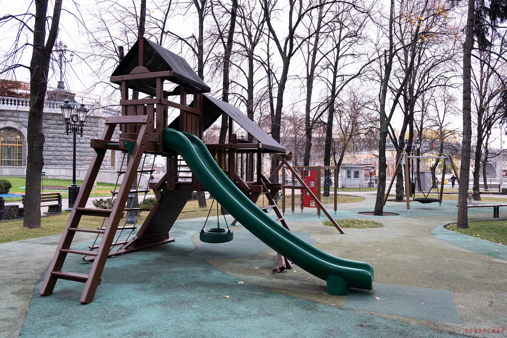 Это детская площадка за 2,5 млн рублей, резиновое покрытие за 1,5 млн рублей и цветники на 1,3 млн рублей