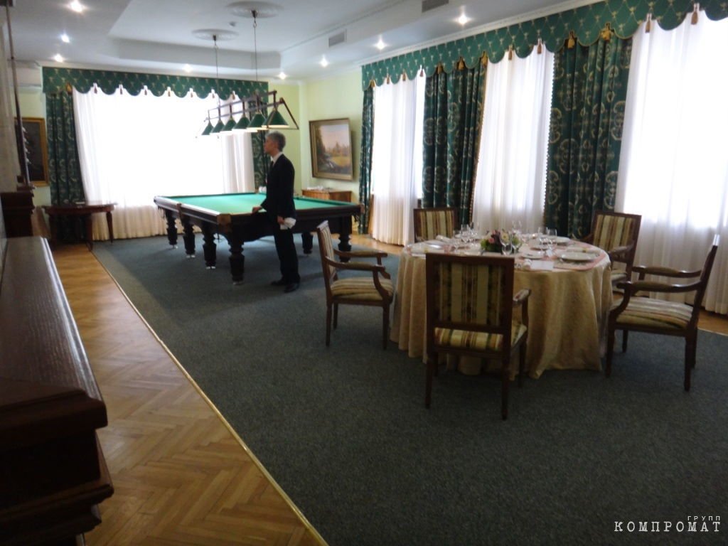 5 марта 2012 года. Человек, похожий на Юхана, на приёме в ресторане «Вечерний клуб» в Жуковке-2