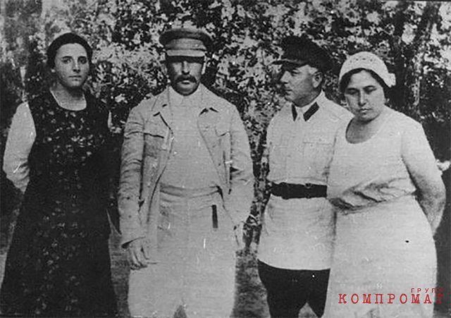 Надежда Аллилуева, Иосиф Сталин, Климент Ворошилов и его жена Екатерина Ворошилова на Зубаловской даче, 1932.
