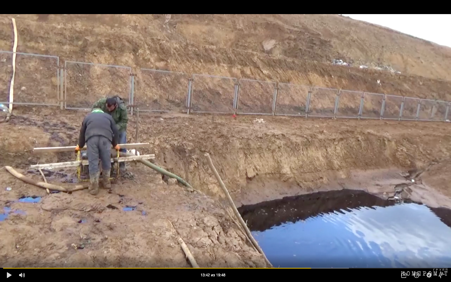 Работники полигона выкачивают фильтрат с тела свалки в искусственный пруд за её пределами. Ущерб от этого пруда чиновники оценили в 2,6 млн рублей