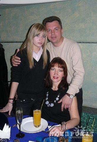 Прокурор Анатолий Самойлов с женой и дочерью Анжеликой. Здесь ей 15 лет.