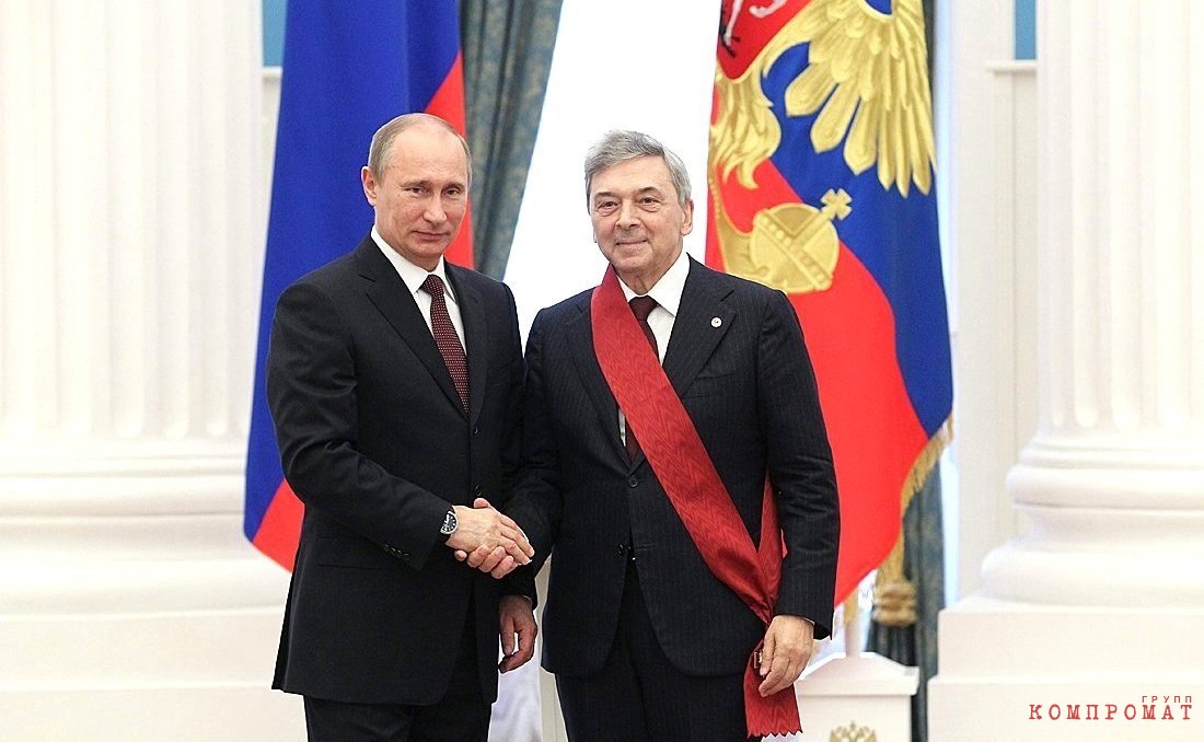 Владимир Путин вручает Ивану Дедову орден «За заслуги перед Отечеством» I степени в 2013 году