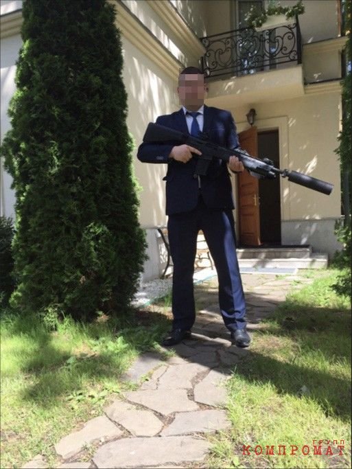 В соцсетях удалось разыскать человека, позирующего на фото с оружием в руках возле дома Кротова