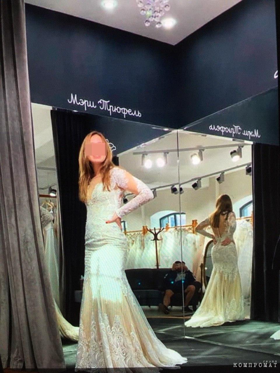 Марина Панкратова примеряет свадебное платье