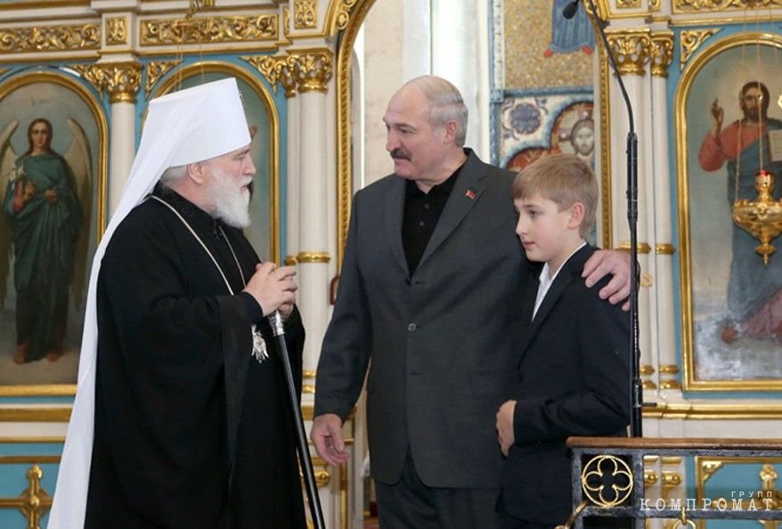 Александр Лукашенко с сыном Николаем в Минском кафедральном соборе, 2015 год