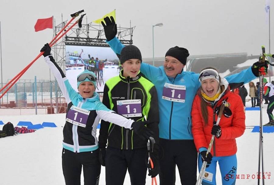 Светлана Коношенко (слева) в составе команды президента заняла первое место в «Минской лыжне — 2019»
