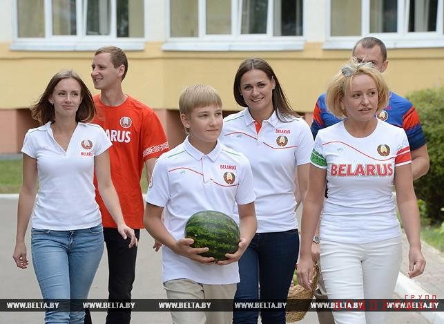 Коля Лукашенко и справа от него Светлана Коношенко