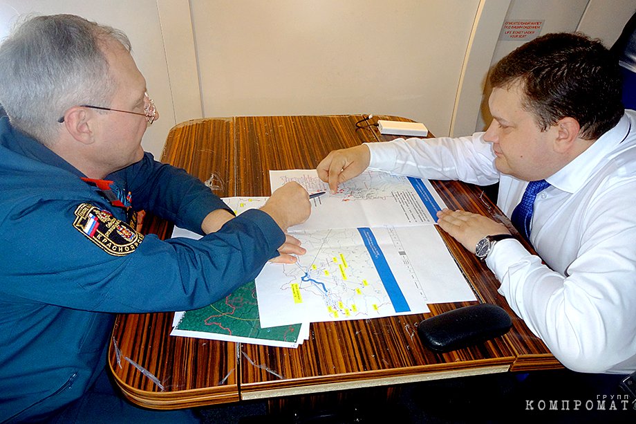 Позиции Усса не пошатнулись даже после задержания близкого к нему экс-министра лесного хозяйства Красноярского края Дмитрия Маслодудова (на фото справа)