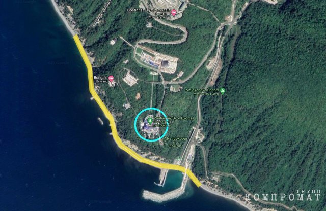 Спутниковый снимок «дворца Путина». Жёлтым отмечена арендованная «Комплексом» береговая полоса, голубым — главный дом поместья, за которым расположены ещё несколько зданий усадьбы