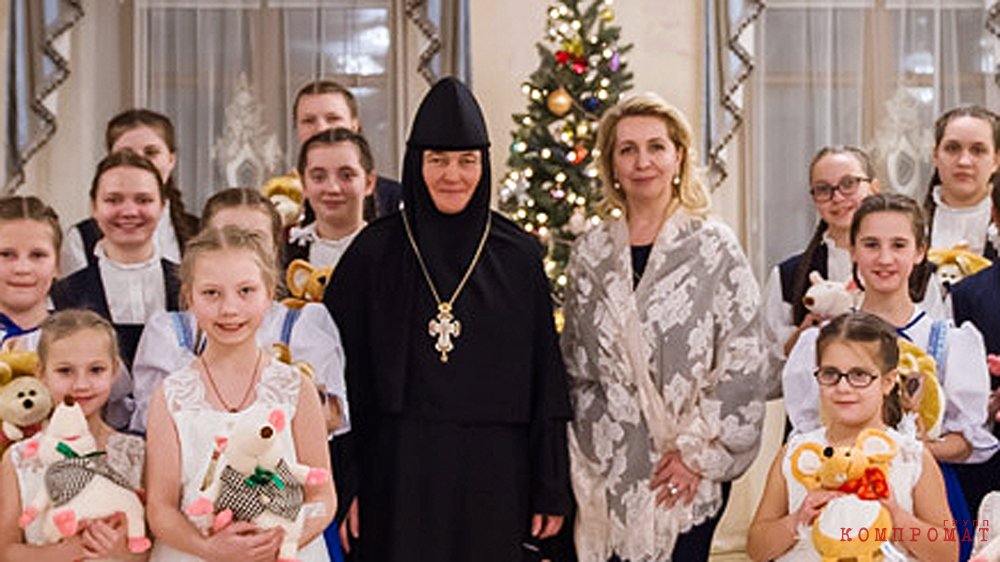Настоятельница Покровского монастыря Феофания со Светланой Медведевой и воспитанницами монастырской школы в январе 2020 года