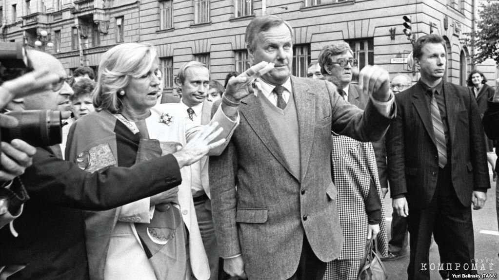 Анатолий Собчак, 1992 год. Слева за спиной — Владимир Путин. справа — Виктор Золотов