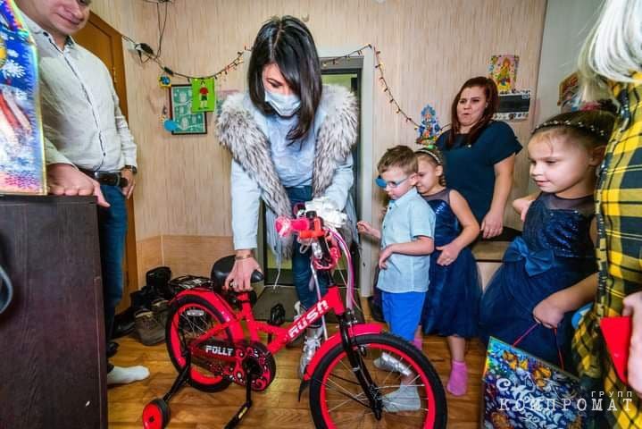 Отправляясь дарить подарки, жена губернатора Ирина Текслер не забывает прихватить с собой фотографов и журналистов