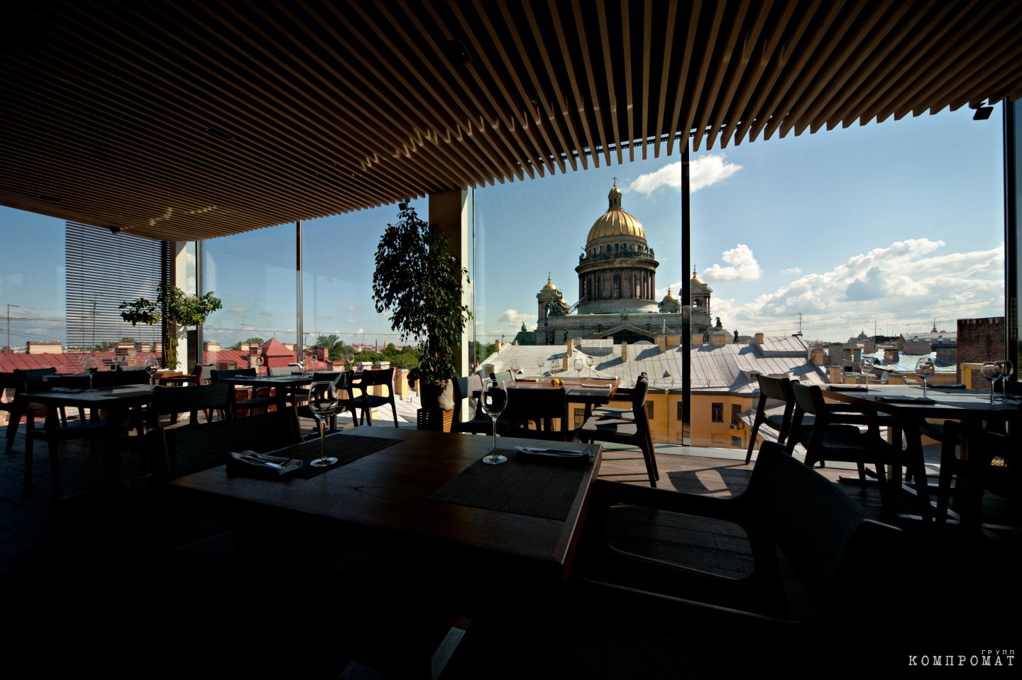 Вид с террасы БЦ Quattro Corti на Исаакиевский собор Санкт-Петербурга. В 2010-х этот бизнес-центр считался самым роскошным в городе. Инвестиции в него оценивались не менее чем в $80 млн