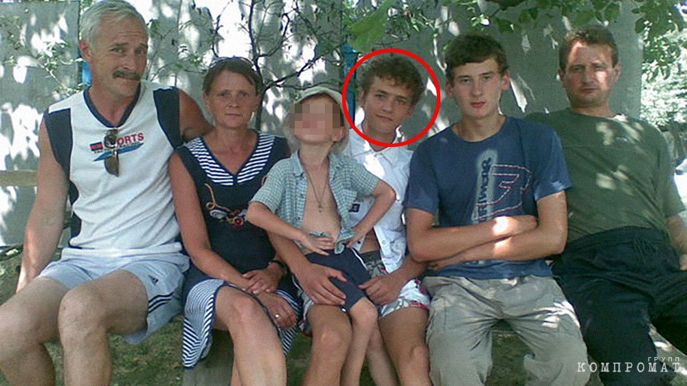 Андрей Комиссаренко (в детстве с родственниками) в родном селе.