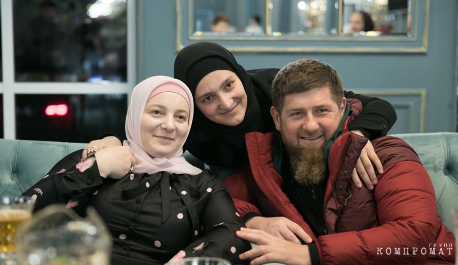 Медни Кадырова (Мусаева) с дочерью и мужем Рамзаном Кадыровым
