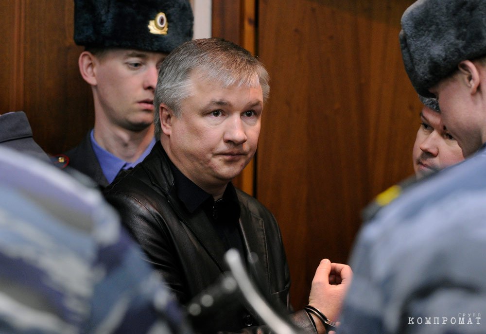 Игорь Изместьев (бывший деловой партнёр Свердлова) отбывает пожизненный срок за убийства и терроризм