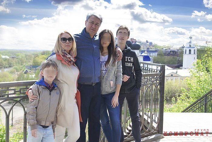 Депутат с семьёй на фоне русских берёзок и православных храмов