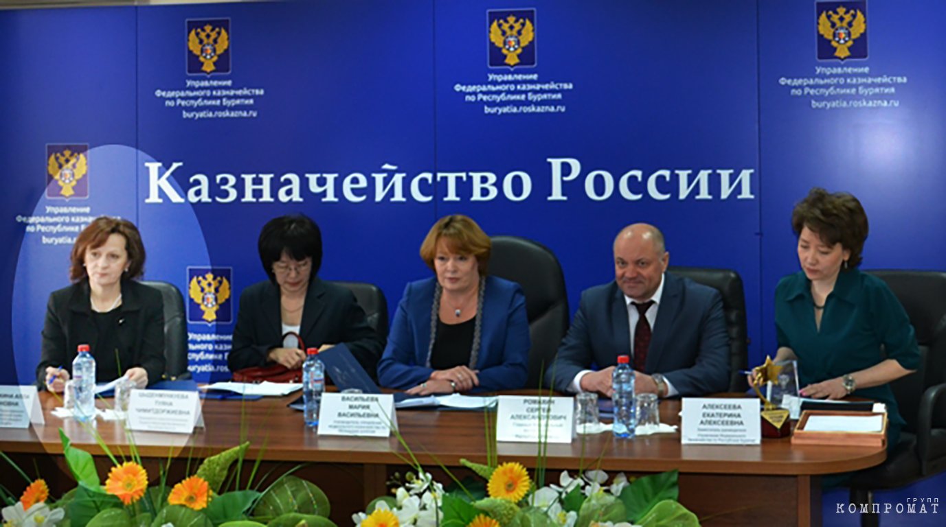 Крайняя слева — Алла Пронькина, в центре — Мария Васильева