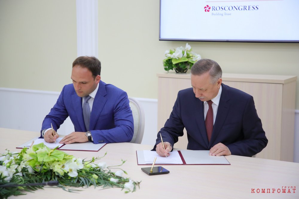 олько что ставший губернатором Александр Беглов подписывает соглашение с ЕКС (2019 год)
