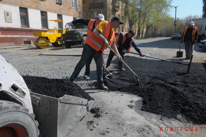 Работы по замене асфальтового покрытия на одной из улиц Челябинска, 2011 год.