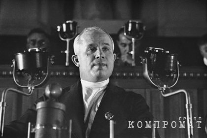 Описан эпизод с ползавшим перед Сталиным на коленях Хрущевым