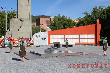 Россиянин пытался сжечь венки на мемориале Скорбящая мать