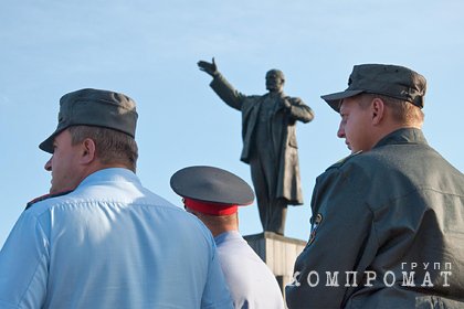 Полицейским запретили покидать Россию