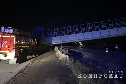 В российском регионе при обрушении пешеходного перехода на машины погибли люди