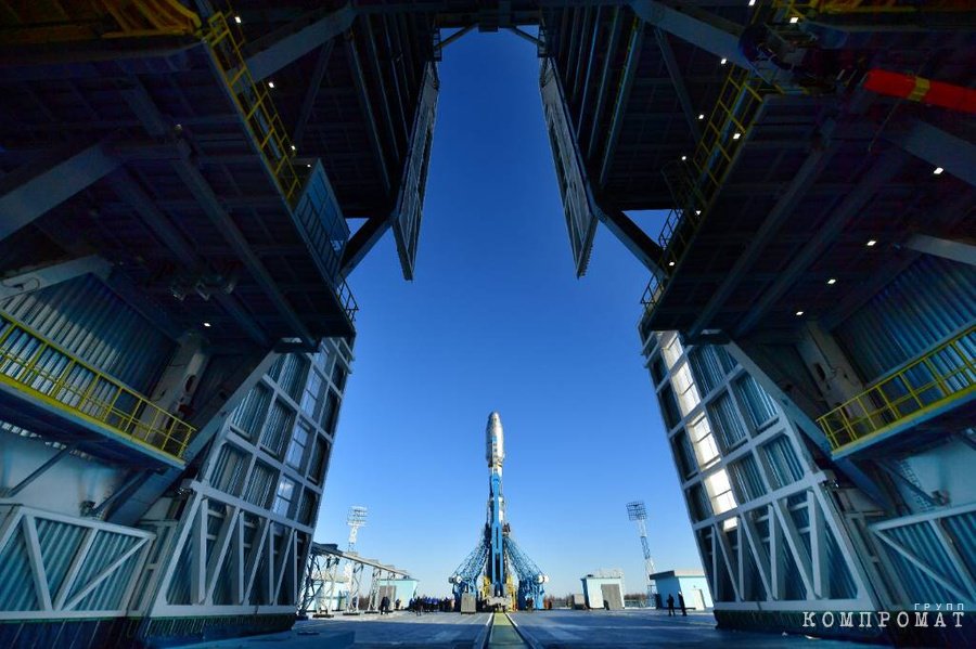 Установка ракеты-носителя "Союз-2.1б" со спутниками OneWeb на стартовый комплекс космодрома Восточный