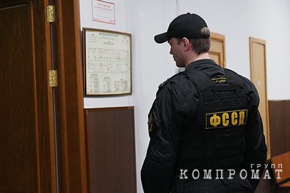 Полицейский сфотографировал секретные документы и получил срок