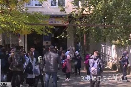 Старшеклассники избили журналистов после убийства в дагестанской школе