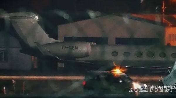 Самолет Виктора Медведчука в аэропорту Киева