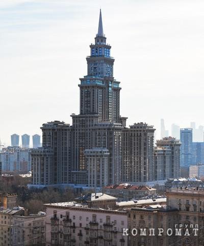 На момент постройки "Триумф Палас" был самым высоким жилым зданием в Европе. Его иногда называют "восьмой сестрой" из-за схожести с "семью сестрами" — сталинскими высотками