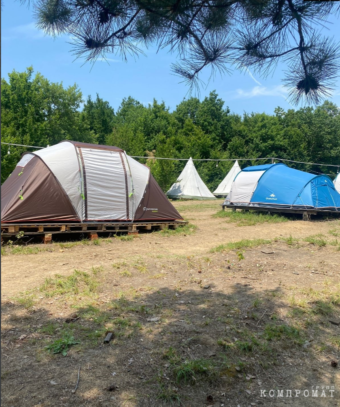 Палаточный лагерь "Профстарты". Дети живут в палатках типа "вигвам"