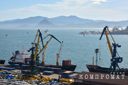 Контейнеровоз сел на мель из-за шторма в Приморье