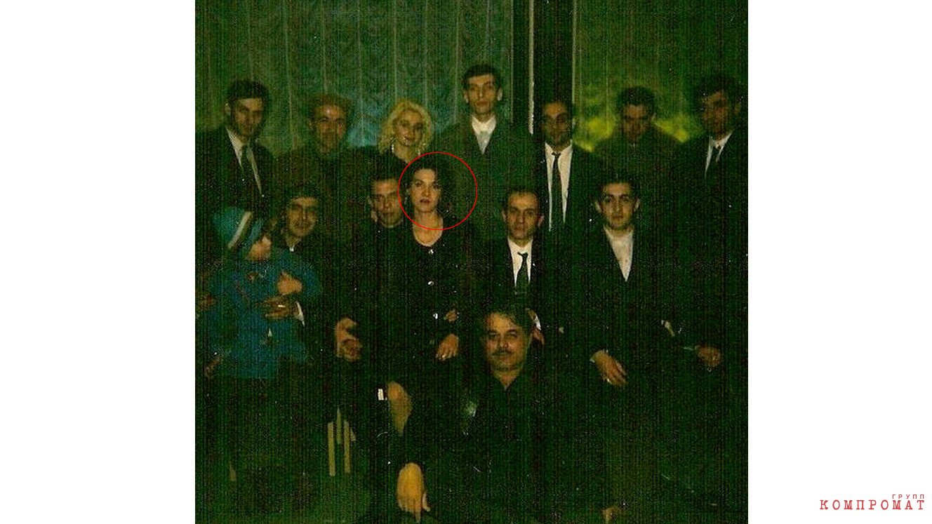 По центру женщина, похожая на Елену Хахалеву. Второй слева вверху Пецо Бухникашвили